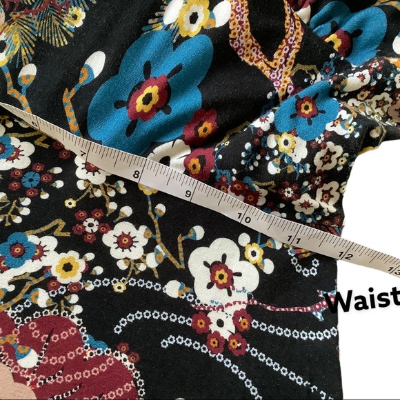 V neck Dress with full skirt - Picture 7 of 10